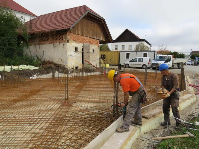 Prihodnji teden bodo gradbinci vlili betonsko ploščo bodočega interpretacijskega centra. FOTO: Bojan Rajšek/Delo