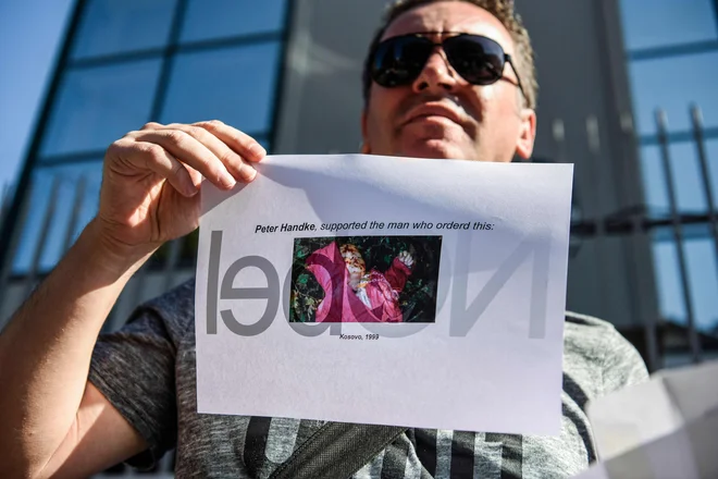 V Prištini so po razglasitvi nagrade protestirali pred švedskim veleposlaništvom. FOTO: Armend Nimani/AFP