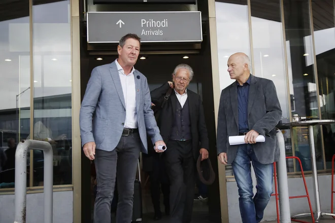 Handke se je predvčerajšnjim v rojstni Grebinj vrnil prek Brnika. FOTO: Leon Vidic/Delo