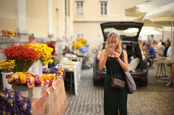 Brez telefona, ki vsebuje vrsto kritičnih surovin, si več ne predstavljamo življenja.FOTO: Jure Eržen/Delo