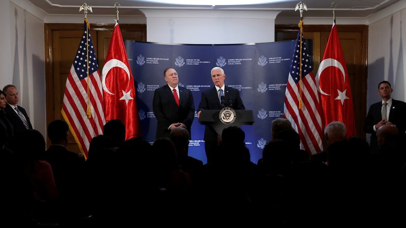 Fotografija: Mike Pence je novico sporočil na ameriški ambasadi v Ankari. FOTO: Huseyin Aldemir/Reuters