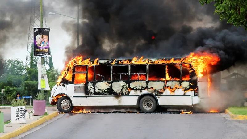 Fotografija: Pripadniki kartela so zažigali tovornjake in avtobuse, da bi ovirali promet po mestu. FOTO: Jesus Bustamante/ Reuters