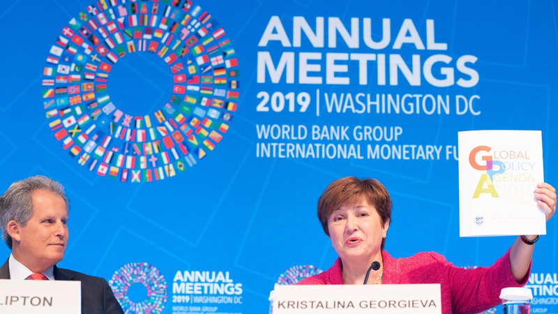 Fotografija: Nova direktorica IMF Kristalina Georgieva skupaj z namestnikom Davidom Liptonom predstavlja prioritete ob začetku letnega zasedanja IMF in Svetovne banke v Washingtonu. Foto Stephen Jaffe Afp
