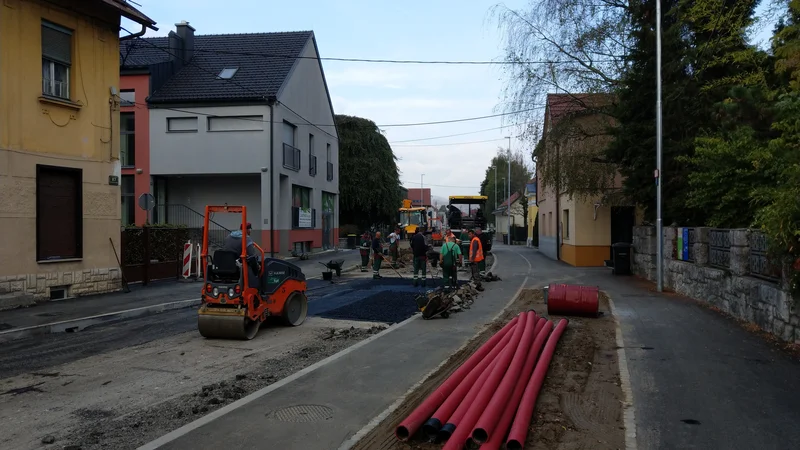 Fotografija: Asfaltiranje Vodnikove. FOTO: Aleš Stergar/Delo