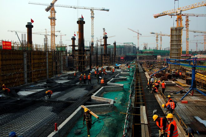 Pri zahtevnih fazah gradnje je bilo na gradbišču tudi več kot štirideset tisoč delavcev. FOTO: Thomas Peter/Reuters
