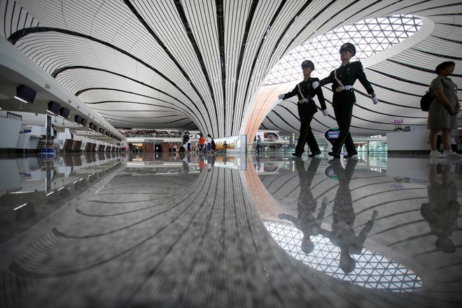 Zaradi posebne oblike terminala naj potnikom ne bi bilo treba prehoditi več kot 600 metrov od enega letala do drugega. FOTO: Jason Lee/Reuters