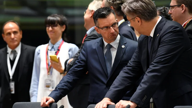 Fotografija: Pogled, ki pove več kot tisoč besed: slovenski premier Marjan Šarec se je pred torkovim odločanjem o hrvaškem izpolnjevanju pogojev za schengen pogovarjal tudi s hrvaškim kolegom Andrejem Plenkovićem. FOTO: Reuters