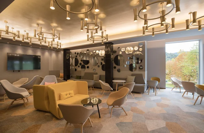 Na izjemni lokaciji s pogledom na Blejsko jezero je hotel dobil novo vizijo: štirizvezdično namestitev s ciljem izvajanja petzvezdičnih doživetij. FOTO: Aljosarebolj.com