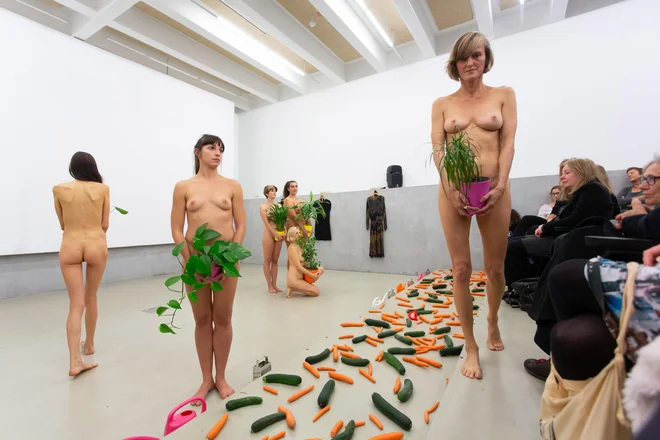 V enournem performansu<em> </em><em>Golo življenje</em><em>, </em>ki ga ustvarjajo Olja Grubić, Anita Wach, Kristina Aleksova, Sara Horžen, Anja Novak in Ena Kurtalić, &shy;prevladuje akcija ribanja. Fotografiji Nada Žgank