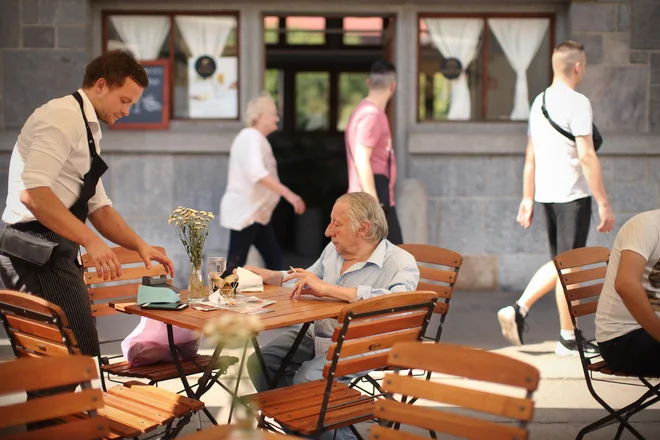 Po raziskavah v nekaterih zahodnoevropskih državah je osamljenih od 10 do 15 odstotkov prebivalcev, največ med starejšimi, in v dolgoživi družbi jih bo čedalje več. Foto Jure Eržen