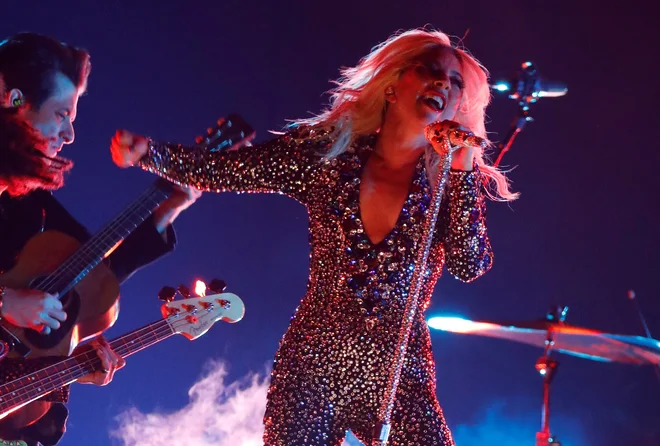 Lady Gaga je po padcu koncert izvedla do konca. FOTO: Mike Blake/Reuters