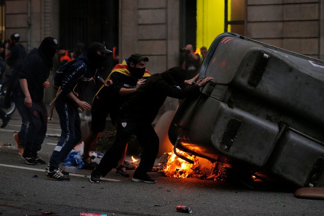 Izgred protestnikov v bližini sedeža policije v Barceloni. FOTO: Pau Barrena/AFP