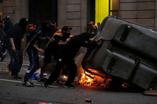 Izgred protestnikov v bližini sedeža policije v Barceloni. FOTO: Pau Barrena/AFP