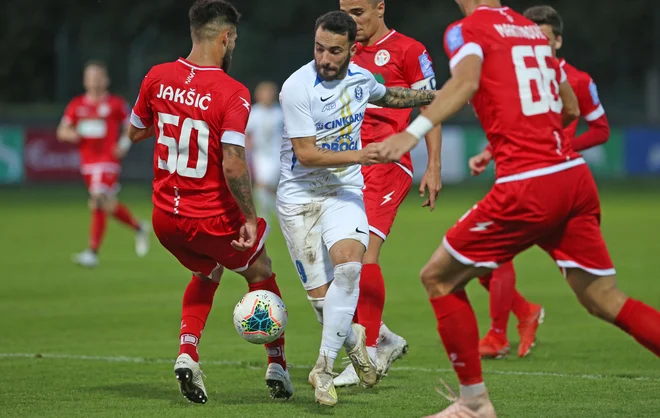 Aluminij bo jutri zaokrožil 14. kolo, celjski adut Mitja Lotrič (v sredini) pa bo že danes poskušal ponoviti predstavo iz prvega dvoboja z Domžalami v gosteh, ko je Celje zmagalo s 5:3. FOTO: Tadej Regent/Delo