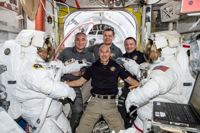 Celotna ekipa na ISS: astronavtki sta v skafandrih, na sredini je Luca Parmitano, zadaj Andrew Morgan in kozmonavta Aleksander Skvortsov in Oleg Skripočka. FOTO: Nasa