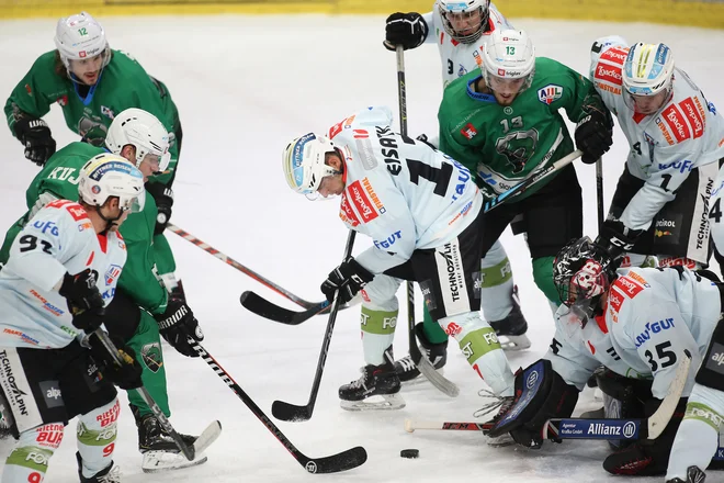 SŽ Olimpiji se je računica na turnirju za celinski pokal razblinila že v prvi tekmi. Tekmec iz AHL Ritten, ki je pred tremi tedni v Tivoliju izgubil z 2:3, je bil doma srečnejši po kazenskih strelih. FOTO: Tomi Lombar/Delo
