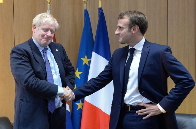 Britanski premier Boris Johnson in francoski predsednik Emmanuel Macron. Foto: Johanna Geron/Afp