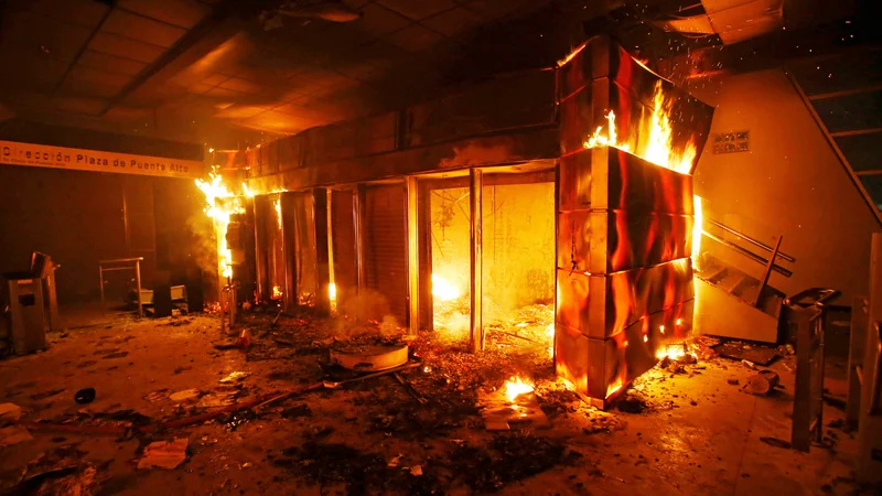 Fotografija: Protesti so se v petek sprevrgli v nasilje, ki je v mestu povzročilo kaos. FOTO: Stringer Reuters