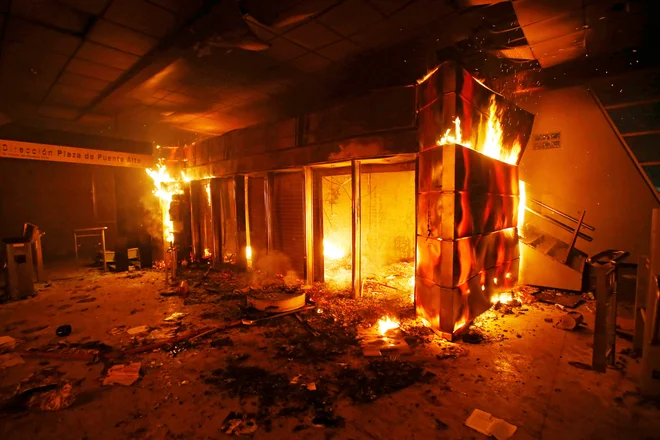 Protesti so se v petek sprevrgli v nasilje, ki je v mestu povzročilo kaos.&nbsp;FOTO: Stringer Reuters