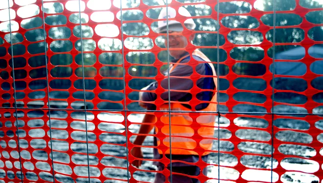 Da imajo od zaprašenega in grotesknega zabaviščnega parka največjo korist levosredinske politične elite, ki se z izkoriščanjem strahu pred desničarskim revanšizmom spretno izogibajo javnemu nadzoru in odgovornosti za svoje napake, je zdaj očitno že vsem,