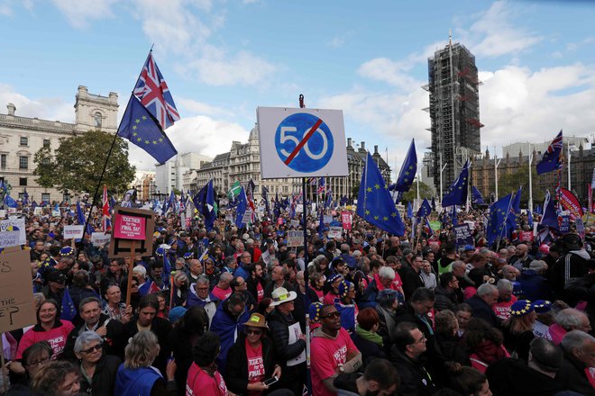 Na trgu pred parlamentom se je zbralo na tisoče zagovornikov drugega referenduma o brexitu. FOTO: Isabel Infantes/AFP
