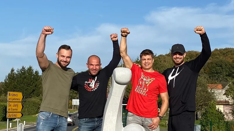 Fotografija: Z Dejanom Zavcem so se ob skulpturi fotografirali tudi njegov nekdanji nemški trener Dirk Dzemski ter njegova varovanca Dominic Bösel in Roman Fress. FOTO: osebni arhiv Dejana Zavca