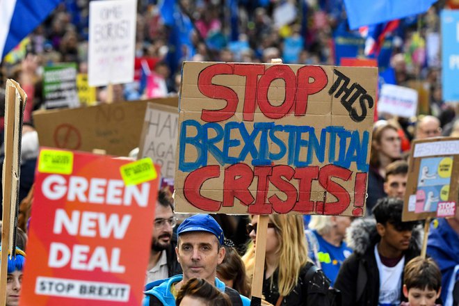 Britanski premier naj bi medtem, ko bodo voditelji članic EU odločali, ali bodo novi prošnji Londona ugodili, pripravil zakonodajo za urejen izhod iz unije. FOTO: Niklas Halle'n/Afp