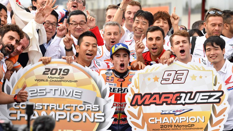 Fotografija: Marc Marquez se je veselil že jubilejne desete zmage v sezoni, njegova Honda pa se je predčasno dokopala tudi do konstruktorske lovorike. FOTO: Tošifumi Kitamura/AFP