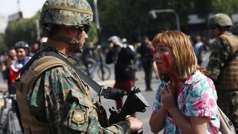 Fotografija: Policija je aretirala več kot 300 ljudi, v nemirih je bilo ranjenih 156 policistov in 11 civilistov. FOTO: Edgard Garrido/Reuters