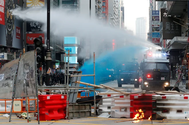 V zadnjih tednih so protestniki začeli tudi napadati trgovine in banke v lasti Kitajcev s celine. FOTO: Kim Kyung-hoon/Reuters