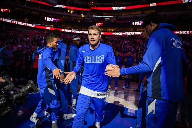 Luka Dončić je lani vstopil v ligo NBA kot izjemno nadarjen košarkar, zdaj je že dokazana večina med najboljšimi na svetu. FOTO: USA Today Sports