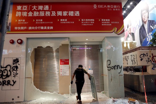 Poškodovan objekt banke Bank of East Asia. FOTO: Kim Kyung-hoon/Reuters