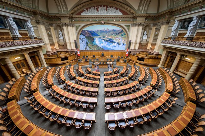 Za skupno 200 sedežev v spodnjem domu parlamenta, nationalratu, se je potegovalo skupno 4600 kandidatov. FOTO: Fabrice Coffrini/AFP