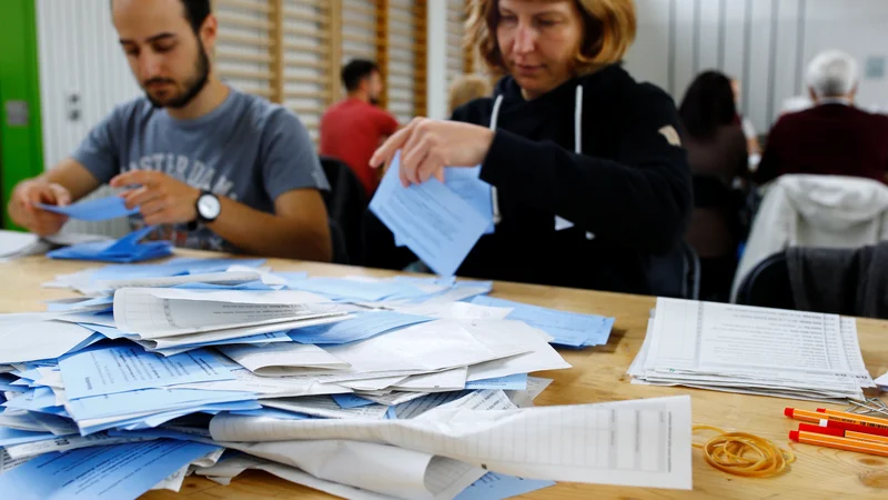 Fotografija: Zeleni so v primerjavi z letom 2015 pridobili 5,6 odstotne točke in imajo 12,7-odstotno podporo. Zeleno liberalna stranka pa je pridobila 3 odstotne točke in ima 7,6-odstotno podporo, kaže napoved švicarskega javnega radia SRG. FOTO: Arnd Wiegmann/Reuters