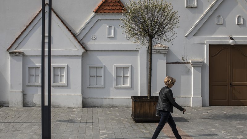Fotografija: Stanovanja v stanovanjskih fondih ministrstev se kupujejo iz namenskih sredstev, zbranih kupnin za prodana stanovanja in sicer relativno nizkih najemnin. FOTO: Voranc Vogel/Delo