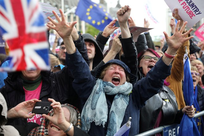 Nasprotniki brexita med protestom pred britanskim parlamentom. Foto: Reuters