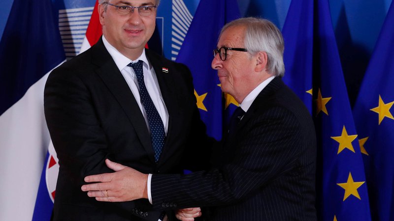Fotografija: Predsednik evropske komisije Jean-Claude Juncker in hrvaški premier Andrej Plenković prihajata iz iste politične družine, Evropske ljudske stranke. FOTO: Yves Herman/Reuters