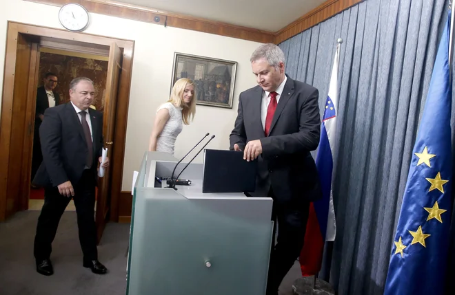 Poslanci Dejan Židan (na desni),Tina Heferle in Danijel Krivec, ki so julija predstavili zakon o poslancih, so skupaj s svojimi poslanskimi skupinami včeraj podporo umaknili. FOTO: Roman Šipić/Delo