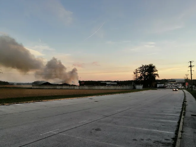 Gasilci so ogenj že omejili. FOTO: Davorin Vogrin