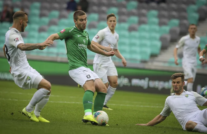 Olimpija se je poigravala z Velenjčani, prvi gol v dresu Olimpije je dosegel tudi Bojan Knežević. FOTO: Jože Suhadolnik/Delo