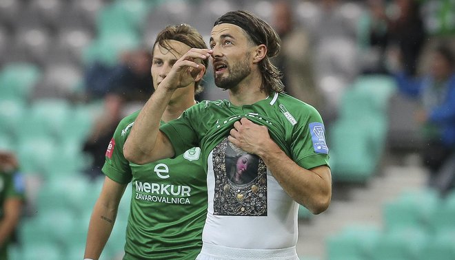 Dalmatinec Ante Vukušić ni skrival, komu se zahvaljuje za dva gola in prvo mesto na lestvici strelcev. FOTO: Jože Suhadolnik/Delo