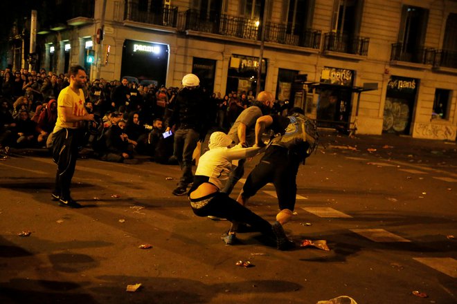 Izbruhnil je spopad med protestniki in policisti. FOTO: Rafael Marchante/Reuters
