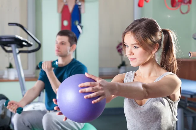 Ob <strong>pretrganju mišice </strong>je bolečina močna, premikanje je nemogoče, v trenutku poškodbe je lahko slišen pok. FOTO: Shutterstock
