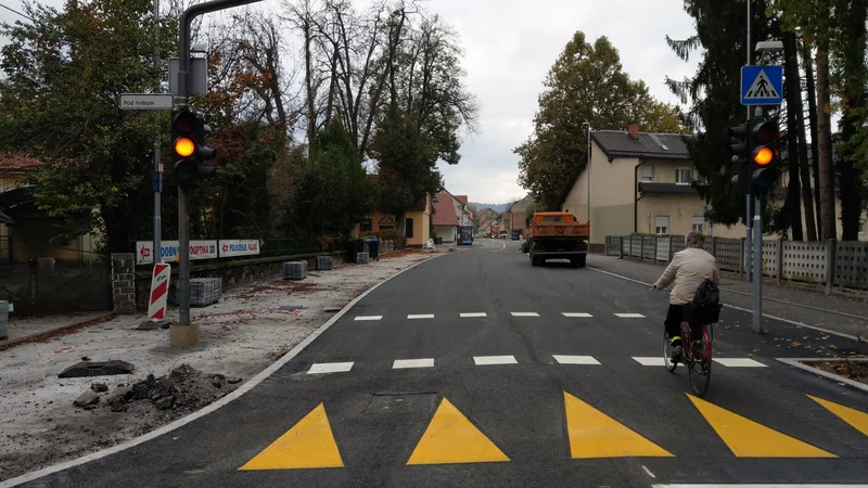 Fotografija: Pred Vodnikovo domačijo pločnik še ni tlakovan. FOTO: Aleš Stergar/Delo