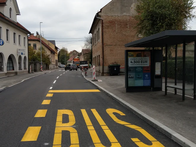 Avtobusna postajališča so na vozišču. FOTO: Aleš Stergar/Delo