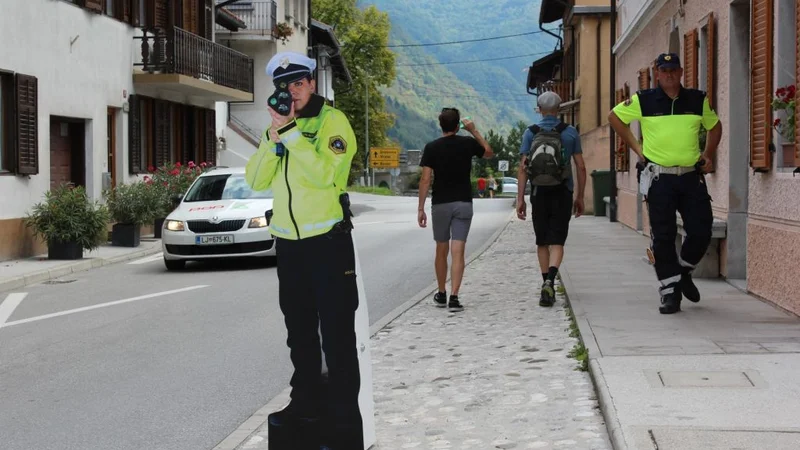 Fotografija: Silhuete policistk in policistov na Bovškem uporabljajo od avgusta letos. FOTO: Blaž Močnik/Delo