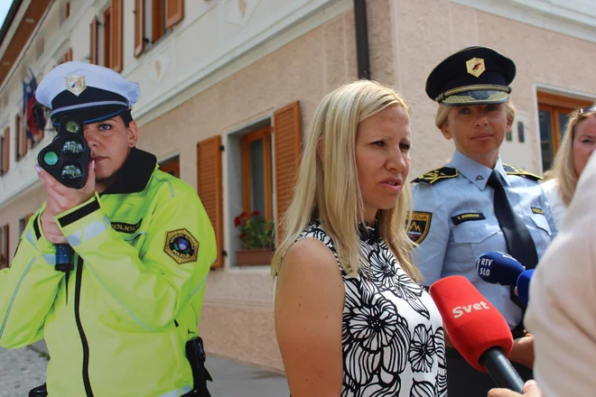 Silhuete policistk in policistov na Bovškem uporabljajo od avgusta letos. Takrat sta jim jih simbolično predali Vesna Marinko z AVP in generalna direktorica policije Tatjana Bobnar. FOTO: Blaž Močnik/Delo