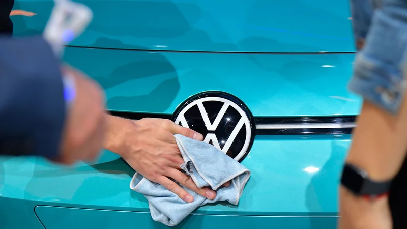 Fotografija: Volkswagen, Deutsche Bank, Bayer. Vsi ti velikani so se zadnja leta zapletli v svetovno odmevne škandale, ki so prispevali k padcu zaupanja v »narejeno v Nemčiji«. Poznavalci opozarjajo, da bi lahko trajalo desetletja, preden se bo to zaupanje spet povrnilo. FOTO: AFP