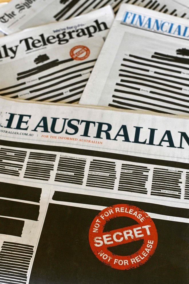 Vsi vodilni avstralski časopisi so danes objavili usklajene naslovnice v protest proti vladnemu omejevanju svobode tiska. FOTO: Saeed Khan/AFP