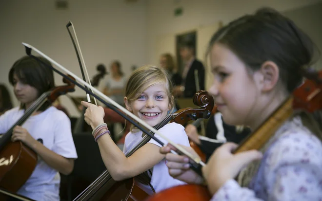 Mali violončelisti imajo že kar nekaj kilometrine. FOTO: Jože Suhadolnik